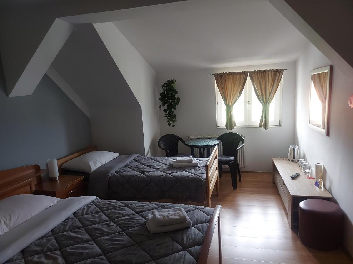 Guest House Neno Ogulin Exterior foto